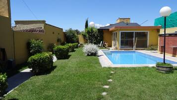 Una piscina al aire libre de temporada