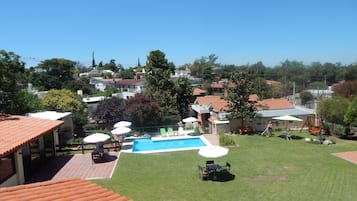 Kolam renang terbuka bermusim