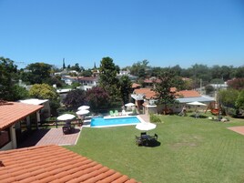Una piscina al aire libre de temporada