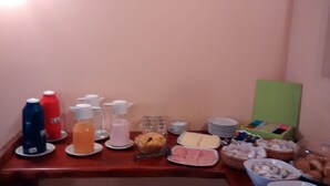 Un buffet de petit-déjeuner proposant une variété d'aliments et de boissons.