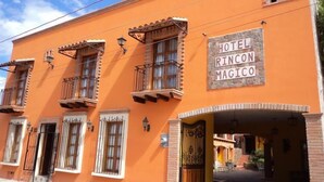 A building with a sign reading "HOTEL RINCON MAGICO". - Hotel Rincón Mágico (El Fuerte)