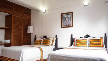 Habitación doble familiar | Escritorio, espacio para trabajar con laptop y wifi gratis