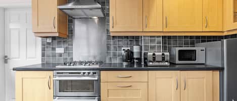 Microonde, forno, piano cottura, lavastoviglie