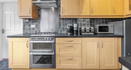 Modern 4-Bedroom Serviced Apartment in Coventry – Comfort, Space & Tranquillity