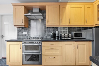 Modern 4-Bedroom Serviced Apartment in Coventry – Comfort, Space & Tranquillity