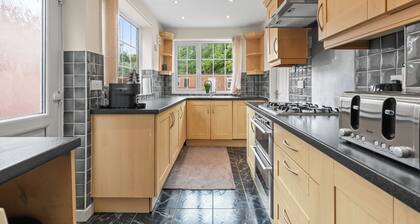 Modern 4-Bedroom Serviced Apartment in Coventry – Comfort, Space & Tranquillity