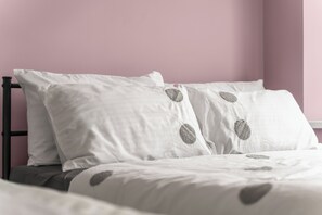 4 bedrooms, iron/ironing board, WiFi, bed sheets