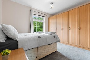 4 bedrooms, iron/ironing board, WiFi, bed sheets