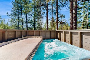 Outdoor spa tub - Multi-level home w/ private hot tub, decks, and SHARC passes provided (Sunriver)