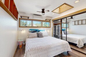 3 bedrooms, iron/ironing board, internet, bed sheets - Multi-level home w/ private hot tub, decks, and SHARC passes provided (Sunriver)