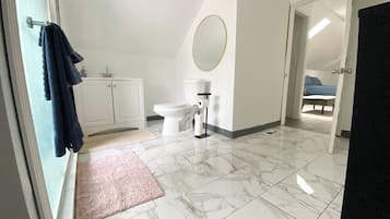 Een douche, een haardroger, handdoeken, zeep