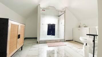 Douche, séchoir à cheveux, serviettes fournies, savon