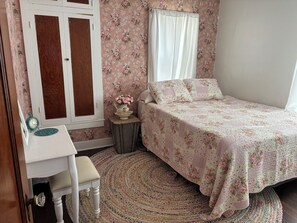 2 bedrooms, iron/ironing board, free WiFi, bed sheets - Charlie & Rosie’s Place (Hanna)