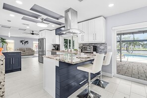Geladeira, micro-ondas, fogão, cooktop