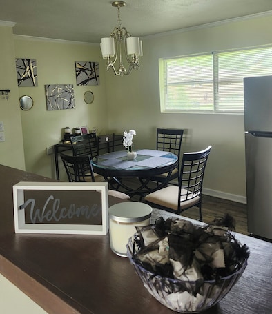 Dining. The Retreat on Blakely Street