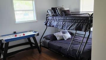 3 bedrooms, iron/ironing board, WiFi, bed sheets