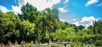 Una piscina al aire libre de temporada