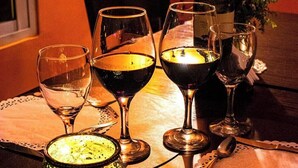 A dining table with wine glasses, a bottle, and a guitar in the background. - Senador Dupont (Tigre)