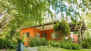 A house with a garden, a pathway, and a small structure. - Senador Dupont (Tigre)