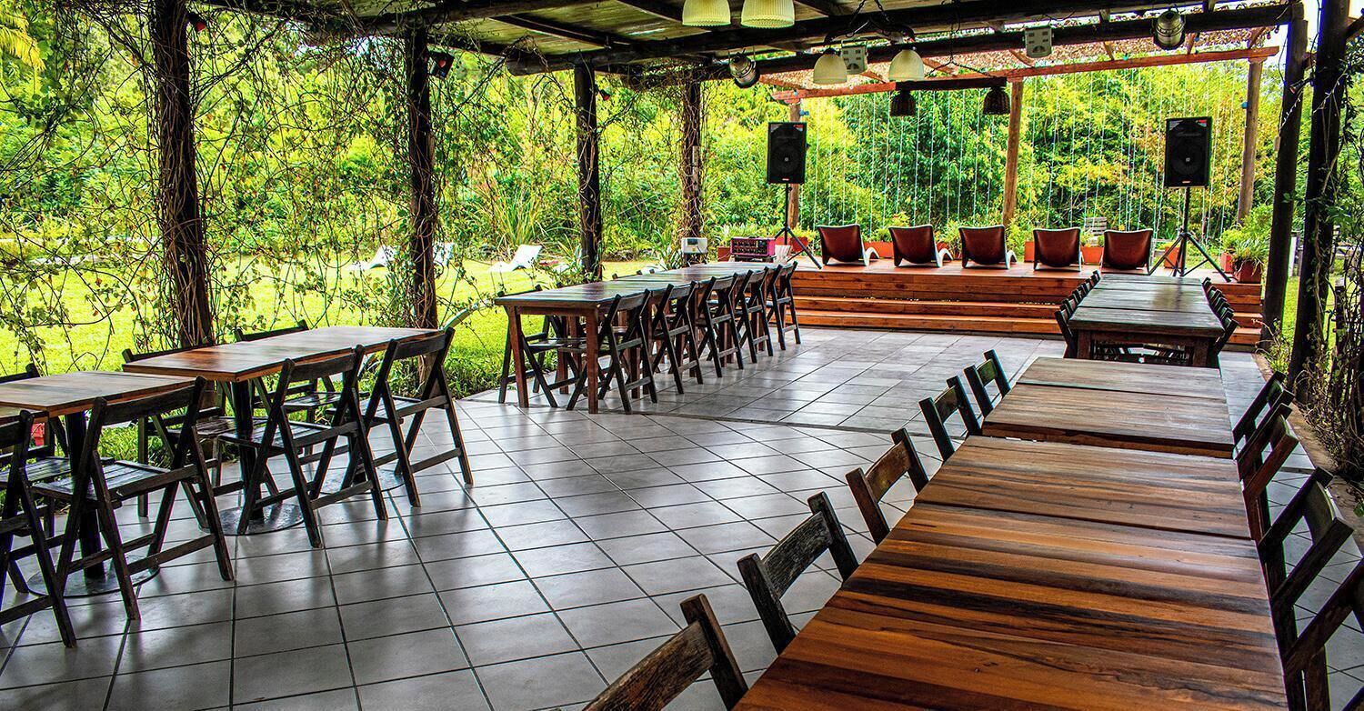 Bar (trong khuôn viên)