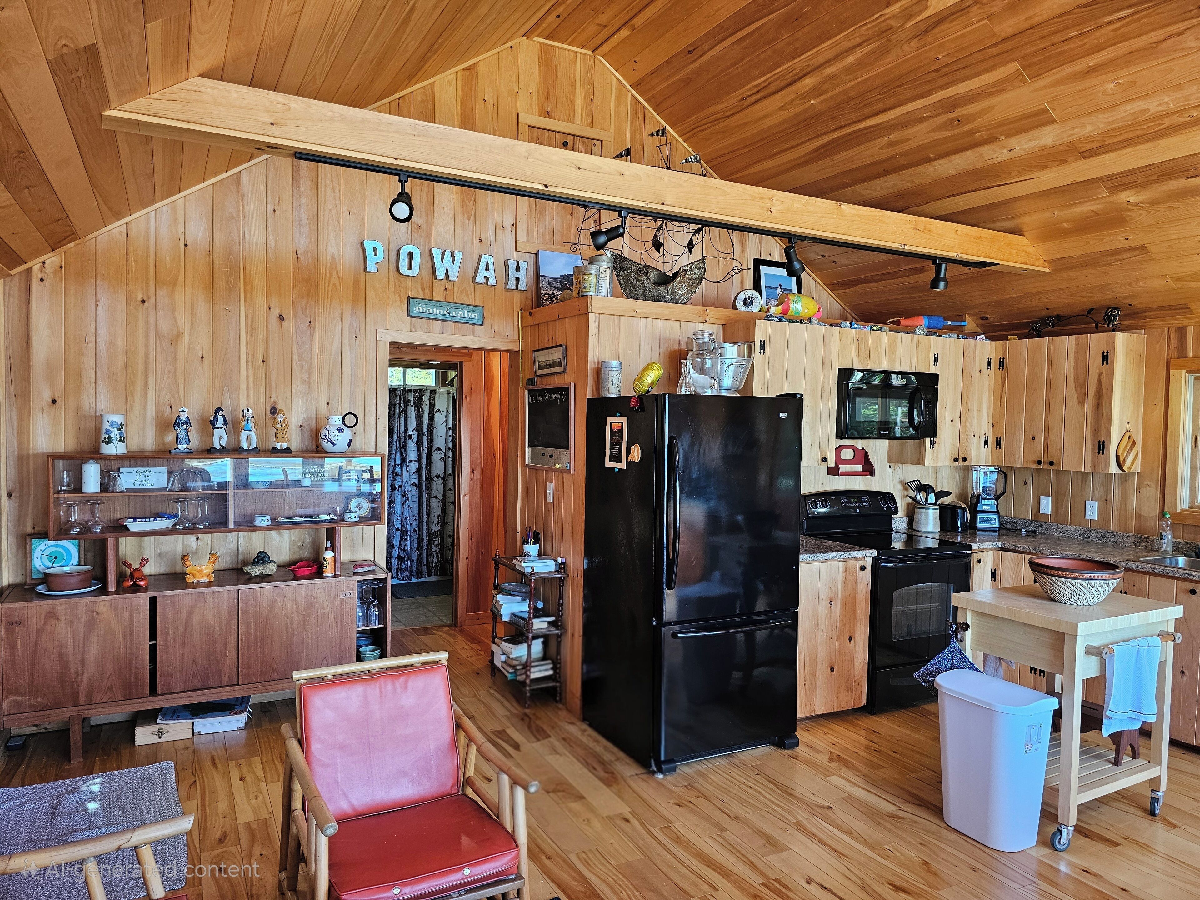 Interior de una cabaña de madera con cocina, comedor y sala de estar.