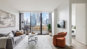 Smart-tv och ett bordtennisbord