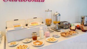 A breakfast buffet with various food items, a coffee machine, and a sign reading "Casabonita". - Casa Bonita (Neuquén)