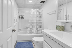Douche, serviettes fournies, savon, papier de toilette