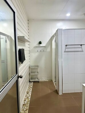 Douche, séchoir à cheveux, bidet, serviettes fournies