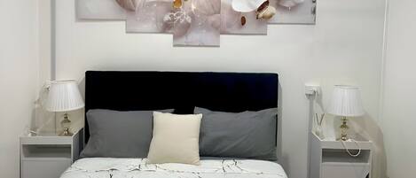 4 عدّة غرف نوم ومكواة/لوح كي وواي فاي وملاءات أسرّة