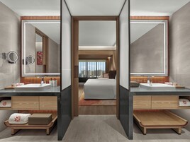 Shower, hydromassage showerhead, free toiletries, hair dryer