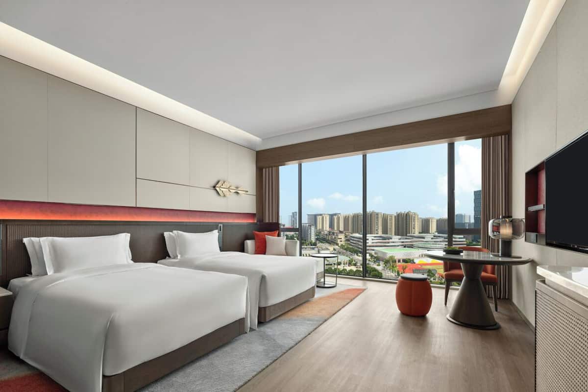 Premium bedding, minibar, soundproofing, free WiFi
