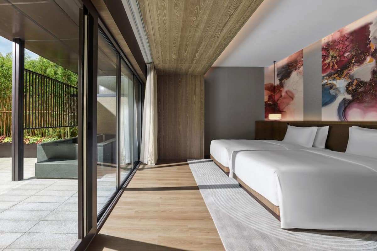 Premium bedding, minibar, soundproofing, free WiFi