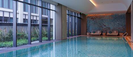 Una piscina cubierta