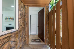 House | 3 bedrooms - Comfy Stay in Bellevue w Parking Included (Bellevue)