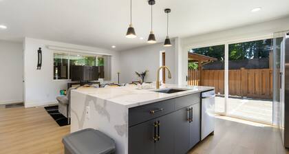 Stylish Eastside 3BR Family Home Prime Location