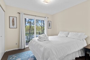 3 bedrooms, WiFi, bed sheets - Lake Front Cottage in awesome Lake Ann, MI (Lake Ann)