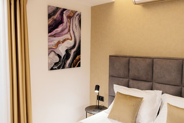 Deluxe Studio | Blackout drapes, soundproofing, iron/ironing board, free WiFi