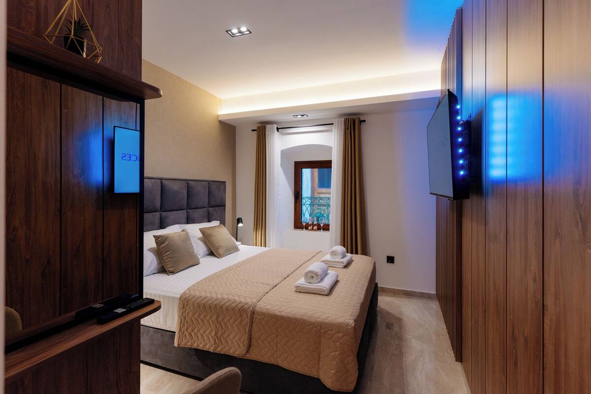 Design Studio | Blackout drapes, soundproofing, iron/ironing board, WiFi (free)