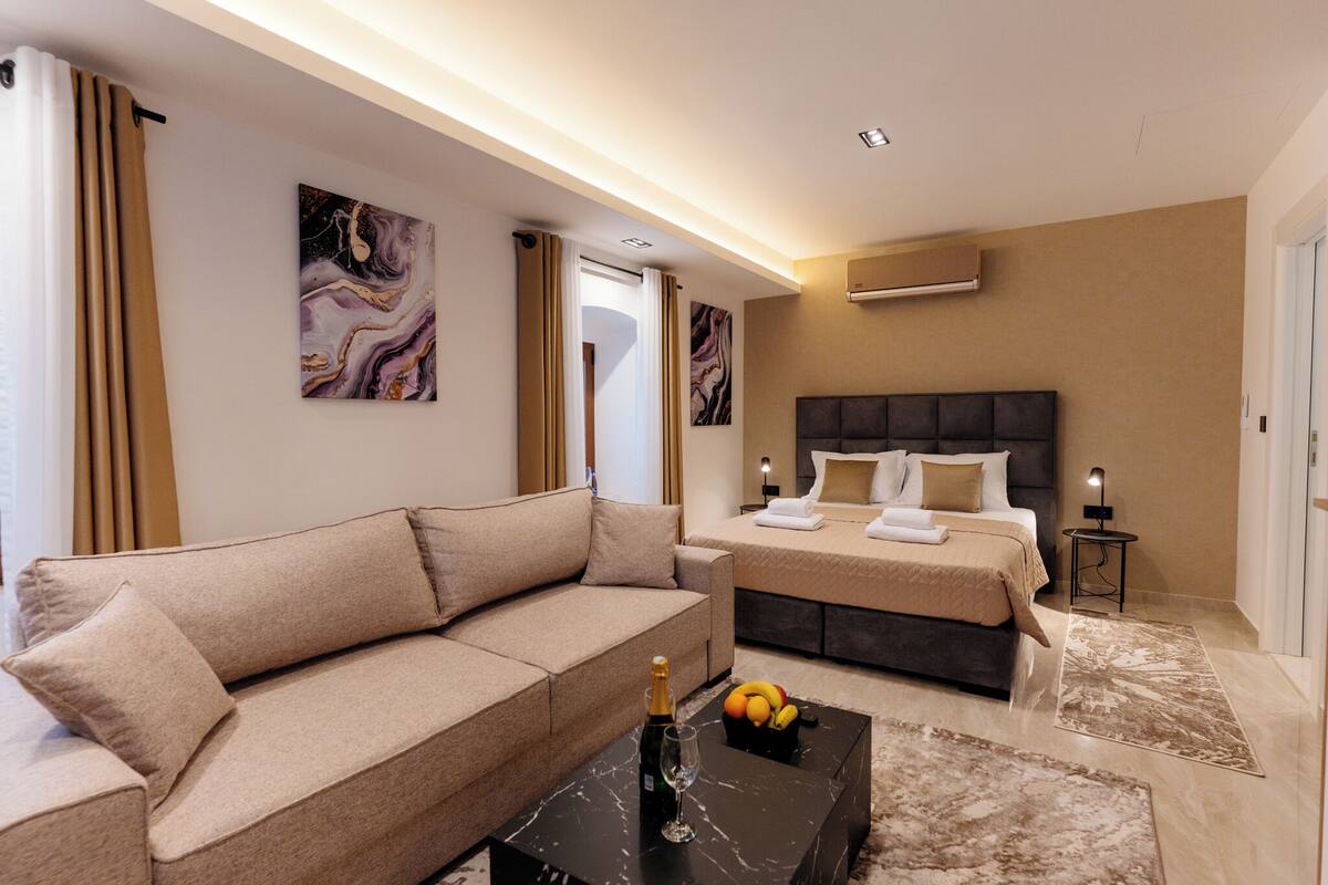 Deluxe Studio | Blackout drapes, soundproofing, iron/ironing board, WiFi (free)