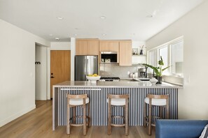 Jääkaappi, mikroaaltouuni, uuni, liesi