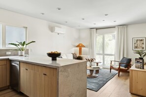 Smart TV - Tide House - Unit C | Modern Seaside 1BD w Parking (Manhattan Beach)