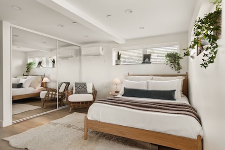 1 bedroom, free WiFi, bed sheets. Tide House - Unit E - Seaside Studio w/ Parking
