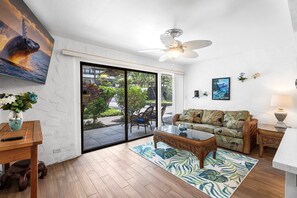TV, books - 🏖️Across from Oceanfront Pool | Ground Floor Kona Condo w/ AC (Kailua Kona)