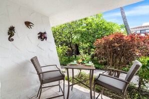 Outdoor dining - 🏖️Across from Oceanfront Pool | Ground Floor Kona Condo w/ AC (Kailua Kona)