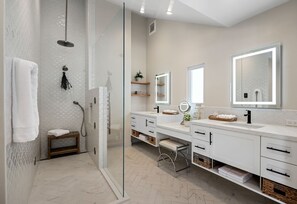 Shower, hair dryer, towels