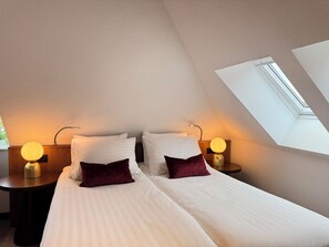 1 bedroom, desk, WiFi