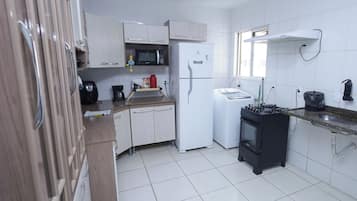 Mikrowelle, Ofen, Herdplatte, Wasserkocher mit Kaffee-/Teezubehör