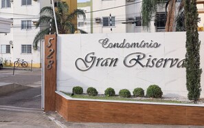 Une enseigne indiquant « Condominio Gran Reserva », avec le numéro « 528 » et une entrée fermée par un portail.