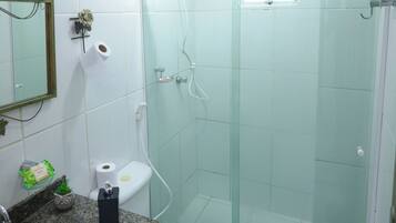 Haartrockner, Handtücher, Seife, Toilettenpapier